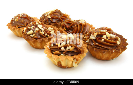 Pie einen Korb mit kondensierter Milch Schokolade und Nüssen auf weißem Hintergrund Stockfoto