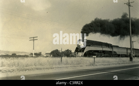 Ein Steamliner Zug rollt entlang der Gleise nach San Francisco in den 1930er Jahren. Lokomotive. Southern Pacific Coast Daylight, Trai Stockfoto