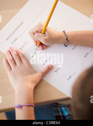 Afroamerikanische Mädchen arbeiten auf arithmetische Hausaufgaben Stockfoto