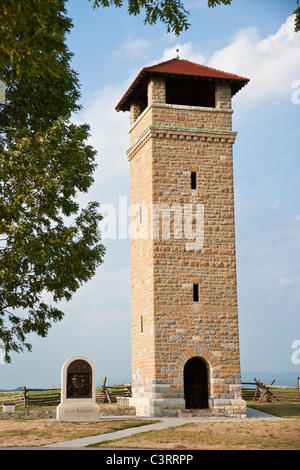 Der Aussichtsturm und die irische Brigade Denkmal mit Blick auf blutige Spur und die Antietam National Battlefield. Stockfoto