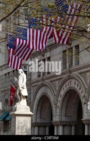 Statue von Benjamin Franklin vor der alten Postamt Pavillon, Washington DC Stockfoto