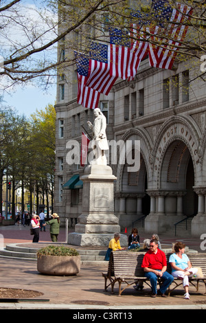 Statue von Benjamin Franklin vor der alten Postamt Pavillon, Washington DC Stockfoto