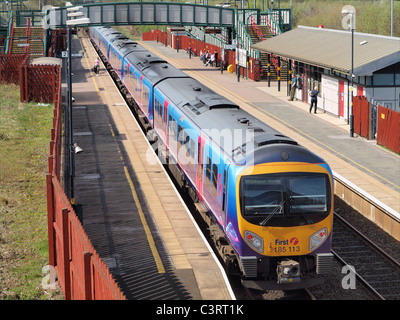 BR 185 "Desiro" Diesel Triebzug Zug Ankunft am Bahnhof Horwich Parkway auf der Manchester Preston Linie. Stockfoto