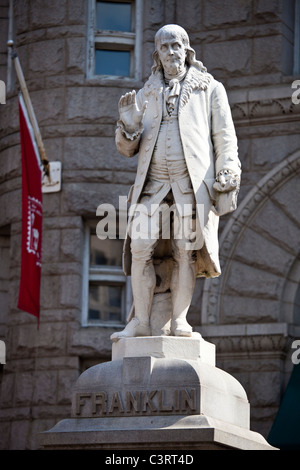 Statue von Benjamin Franklin vor der alten Postamt Pavillon, Washington DC Stockfoto