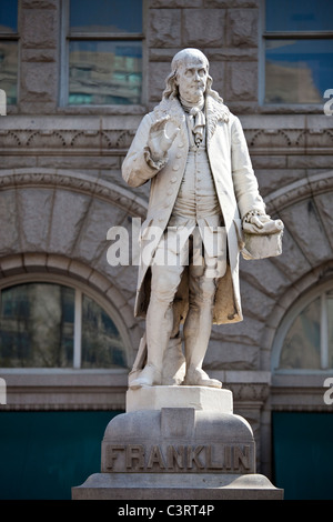 Statue von Benjamin Franklin vor der alten Postamt Pavillon, Washington DC Stockfoto