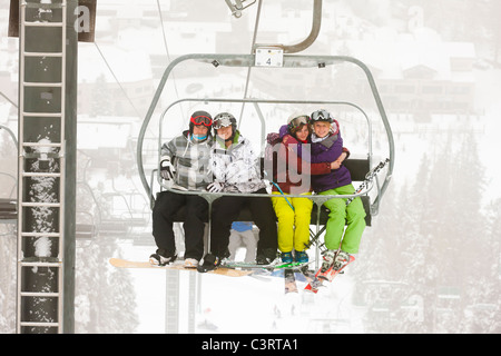 Freunde fahren Skilift Stockfoto