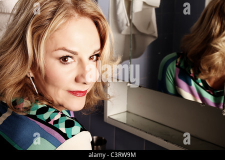 Jahrgang / Femme fatale / Retro Shoot. Frau auf der Toilette sitzend. Stockfoto