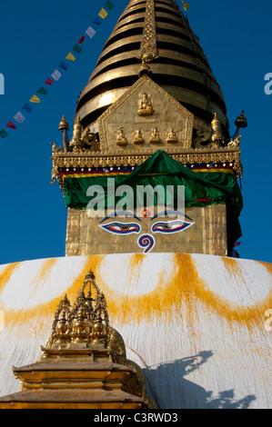 All-sehende Augen des Buddha auf dem alten goldenen Stupa in Swayambunath in Kathmandu, Nepal Stockfoto