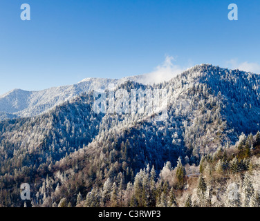 Blick auf den Smoky Mountain auf Mount Leconte, Great Smoky Mountains National Park, der im frühen Frühjahr mit Schnee bedeckt ist Stockfoto