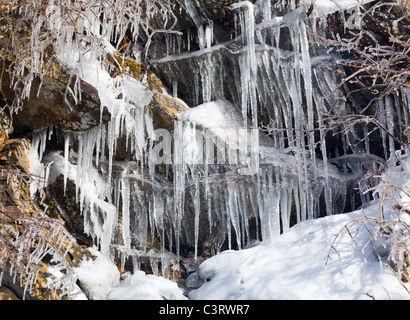 Eiszapfen erfroren Felswand an berühmten überhängende Wand in Smoky Mountains Stockfoto