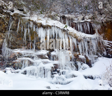 Eiszapfen erfroren Felswand an berühmten überhängende Wand in Smoky Mountains Stockfoto