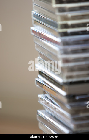 Ein Stapel von Musik-audio-CDs / CDs aus einer Musiksammlung. Stockfoto