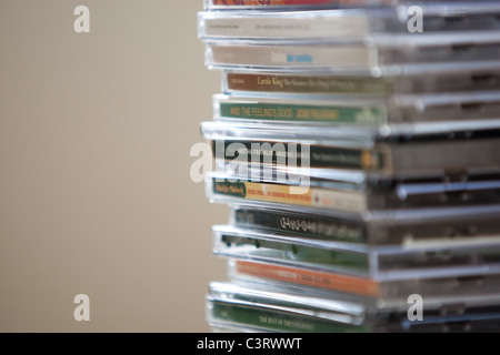 Ein Stapel von Musik-audio-CDs / CDs aus einer Musiksammlung. Stockfoto