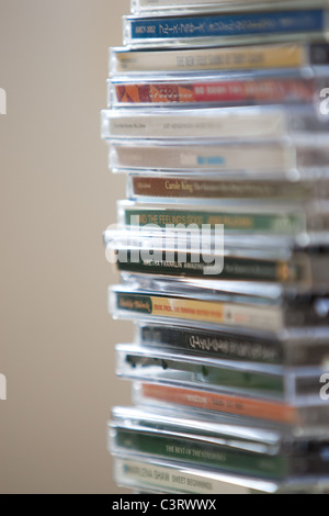 Ein Stapel von Musik-audio-CDs / CDs aus einer Musiksammlung. Stockfoto