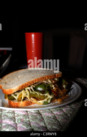 Patty melt / Philly Cheese Steak Hamburger sandwich auf Weizenbrot. Stockfoto