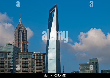 Shanghai Pudong-Blick vom neuen Bund Puxi an einem sonnigen Tag mit weißen Wolken und blauer Himmel Stockfoto