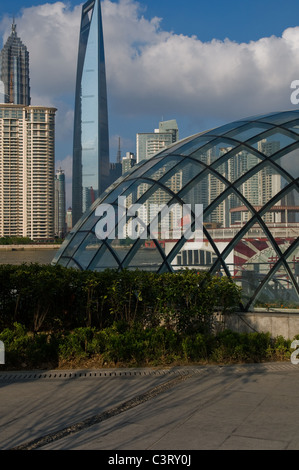 Shanghai Pudong-Blick vom neuen Bund Puxi an einem sonnigen Tag mit weißen Wolken und blauer Himmel Stockfoto