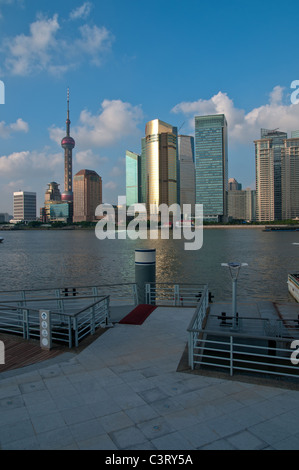 Shanghai Pudong-Blick vom neuen Bund Puxi an einem sonnigen Tag mit weißen Wolken und blauer Himmel Stockfoto