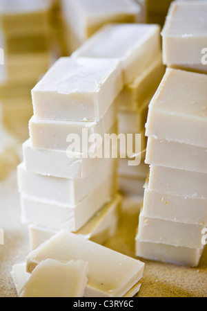 Handgemachte Seifen bereit zum Stempeln auf den Rasenflächen Soap Company, Dunton, Buckinghamshire Stockfoto