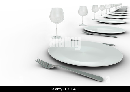 Teller und Gläser Einstellungen in diagonalen Reihe auf weißem Hintergrund Stockfoto
