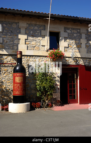 Frankreich, Bordeaux, Médoc, Chateau Anay, riesige Weinflasche Stockfoto