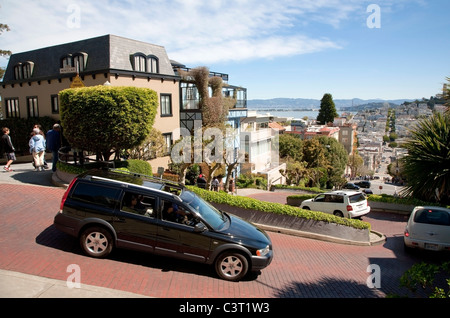 Autos fahren auf engen gewundenen Serpentinen der Lombard Street, San Francisco Stockfoto