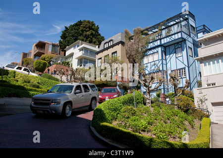 Autos fahren auf engen gewundenen Serpentinen der Lombard Street, San Francisco Stockfoto