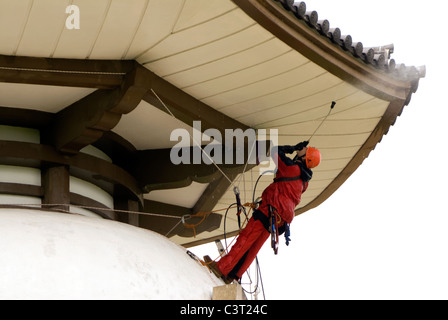 Doug Blane Extreme Reinigung Milton Keynes Friedenspagode IRATA Rope Access Techniken Stockfoto