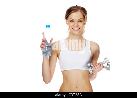 Porträt der Frau mit Lächeln hält die Flasche Wasser und Hanteln Stockfoto