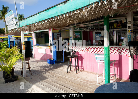 Strand-Cafe am Dickenson Bay Beach in Antigua Stockfoto