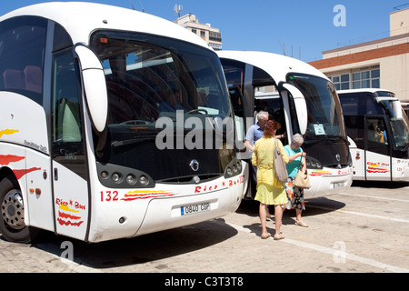 Kreuzfahrtschiff Passagiere aussteigen vom Trainer. Cadiz Docks Spanien Stockfoto