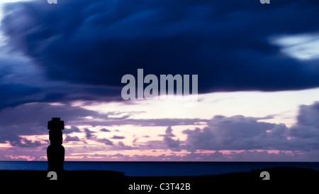 Silhouette von Moai in Tahai Zeremoniell Komplex in der Nähe von Hanga Roa. Osterinsel. Stockfoto