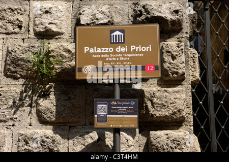 Italien, Latium, Tarquinia, Palazzo dei priori, Touristenschild aus nächster Nähe Stockfoto