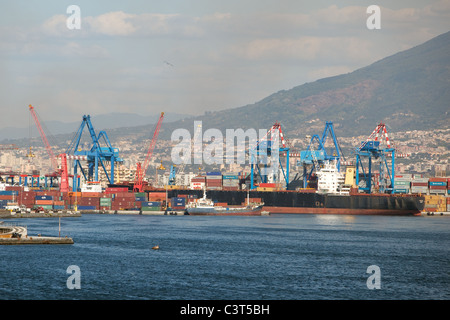 Naples-Docks. Containerschiff geladen wird. Stockfoto