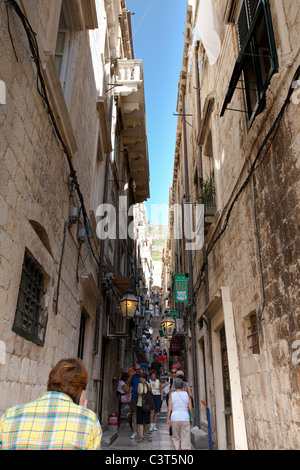 Shopping-Fans und Touristen in den Seitenstraßen von Dubrovnik Stockfoto