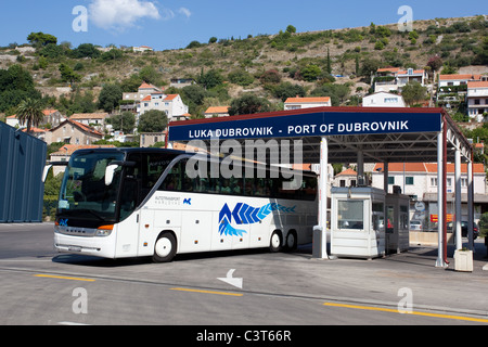 Screening und Inspektion. Reisebus, der durch den Sicherheitseingang des Hafens Dubrovnik Kroatien fährt und Touristen trägt. Stockfoto