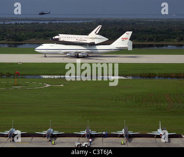 Endeavour trifft am Kennedy die neueste Ergänzung der Space Shuttle Orbiter Flotte, Endeavour, kommt beim KSC auf 747 Shuttle Trägerflugzeug am 7. Mai. OV-105 wird demated von den Boeing-Flugzeuge, und zum Vehicle Assembly Building für die Installation von mehreren großen Flug Komponenten geschleppt. Als nächstes werden einen längeren Aufenthalt in die Orbiter Processing Facility für eine rigorose Reihe von ersten Tests fließen. Endeavour wird voraussichtlich im Jahr 1992 zum Raum Jungfernflug abheben. Bild-Gutschrift: NASA 7. Mai 1991 Stockfoto