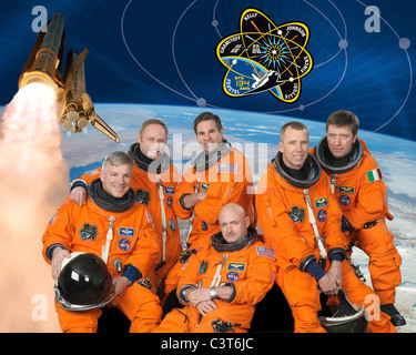 STS-134 Crew Portrait Attired in Ausbildung Versionen ihrer Shuttle-Start und Eintrag passt, die STS-134-Astronauten (Bild im Uhrzeigersinn) sind NASA-Astronauten Mark Kelly (unten Mitte), Kommandant; Gregory H. Johnson, pilot; Michael Fincke, Greg Chamitoff, Andrew Feustel und European Space Agency Roberto Vittori, alle Spezialisten der Mission. Bild-Gutschrift: NASA 15. Januar 2010 Stockfoto