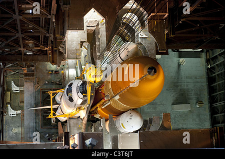 Senkte in Place In the Vehicle Assembly Building am NASA Kennedy Space Center in Florida, Shuttle, die Endeavour in Ort gesenkt wird, wo es Kraftstoff Außentank und Feststoffraketen bereits positioniert auf der Plattform mobile Launcher angeschlossen wird. Bild-Gutschrift: NASA/Kim Shiflett 1. März 2011 Stockfoto