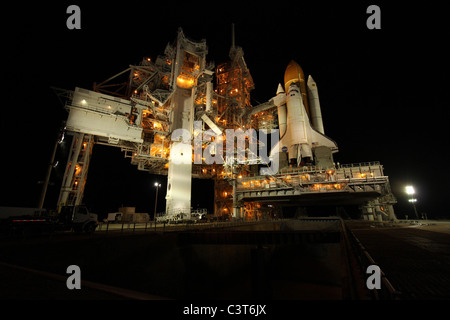 Late-Night heben Sie versteckt in einem Nutzlast Kanister, die Alpha Magnetic Spectrometer-2 (AMS) und Express Logistics Carrier-3 angekommen Startrampe 39A für den Einbau in der Ladebucht der Raumfähre Endeavour. Bildnachweis: NASA/Cory Huston 21. März 2011 Stockfoto