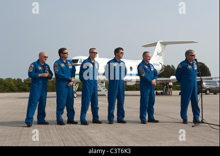 Zurück zur Start der STS-134 sind Besatzungsmitglieder der NASA Kennedy Space Center in Florida zur Vorbereitung der Markteinführung an Bord der Raumfähre Endeavour zurückgekehrt. Von links sind Commander Mark Kelly, Mission Spezialisten Greg Chamitoff, Andrew Feustel, ESA Astronaut Roberto Vittori, Mission-Spezialist Michael Fincke und Pilot Greg H. Johnson am Mikrofon. Bild-Gutschrift: NASA/Kim Shiflett 12. Mai 2011 Stockfoto