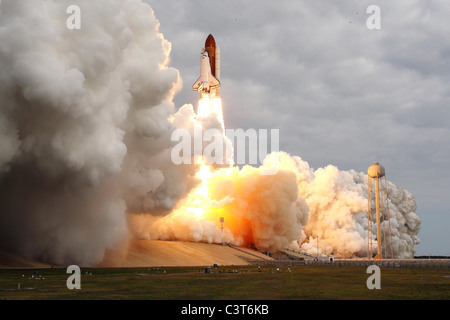 Endeavour Final Flight Space Shuttle brüllt Endeavour in den Orbit von Kennedy Space Center Launch Pad 39A als begibt sich das Fahrzeug auf seiner 25. und letzten Raumflug, die Mission STS-134. Kommandant Mark Kelly führt die sechsköpfige Astronauten-Crew. Abheben am 16. Mai erfolgte pünktlich um 8:56 UTC. Bild-Gutschrift: NASA 16. Mai 2011 Stockfoto