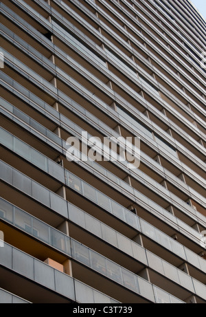 Detail der Fassade des Mischek Tower entworfen durch Architekten Delugan Meissl im Donau-City (Vienna DC oder Donaustadt), Wien, Österreich Stockfoto