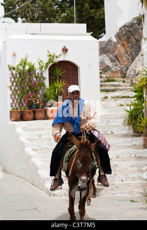 Mann auf einem Esel in Lindos Insel Rhodos Griechenland Stockfoto