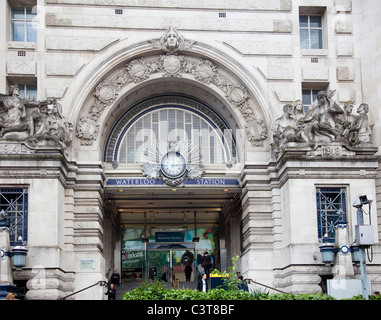 Eingang zum Bahnhof Waterloo, London, UK. Der Eingang ist Denkmal zum Gedenken an Bahnpersonal gefallenen im ersten Weltkrieg Stockfoto