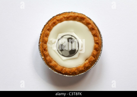 Single Lyons footy Bakewell tart in Folie Fall auf weißem Hintergrund - von oben nach unten suchen. Stockfoto