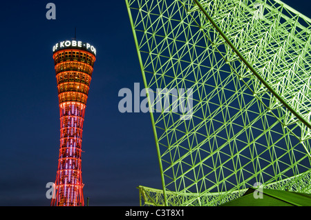 Kobe Port Tower und Abschnitt des Maritime Museum in der Dämmerung im Meriken Park, Hyogo-Präfektur, Japan. Stockfoto