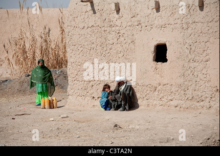 Menschen außerhalb der traditionellen Schlamm Verbindung in Helmand Stockfoto