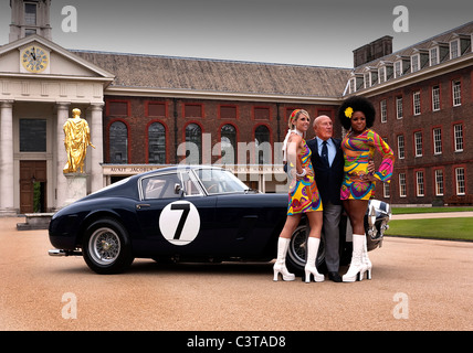 Sir Stirling Moss OBE mit Modellen der Swinging Sixties und 1961 Ferrari 250GT SWB Stockfoto