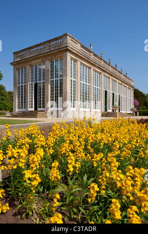 Die mit Glasfront versehene Orangerie in den Gärten von Belton House in der Nähe von Grantham Lincoln, England, GB, Europa Stockfoto